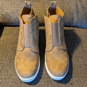 Women's wedge boot 8.5